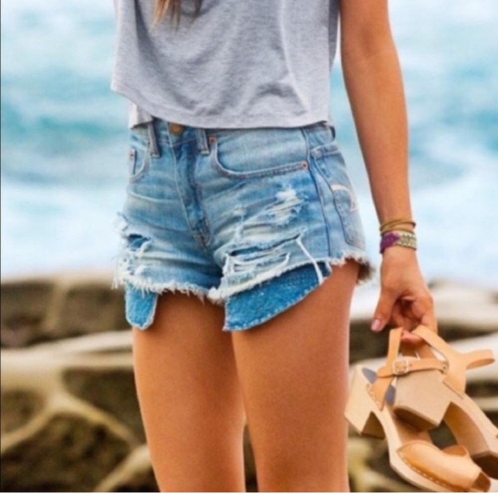 AE High Rise Distressed Denim Shorts Light Wash Frayed Hem 6